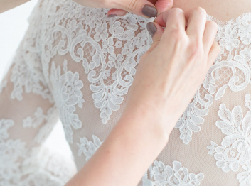 Dentelle de Calais-Caudry, robe de mariée création Bandi, l'Atelier du Mariage Suisse