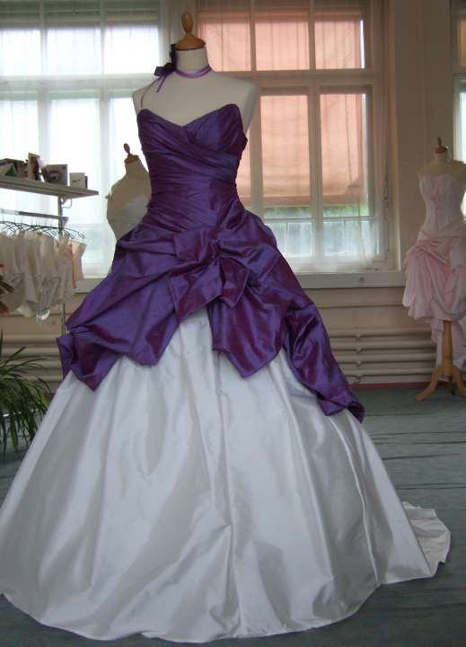 Bandi, Création drappée assymétrique en véritable soie
