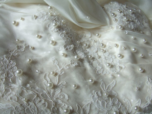 Dentelle de Calais perlée à la main